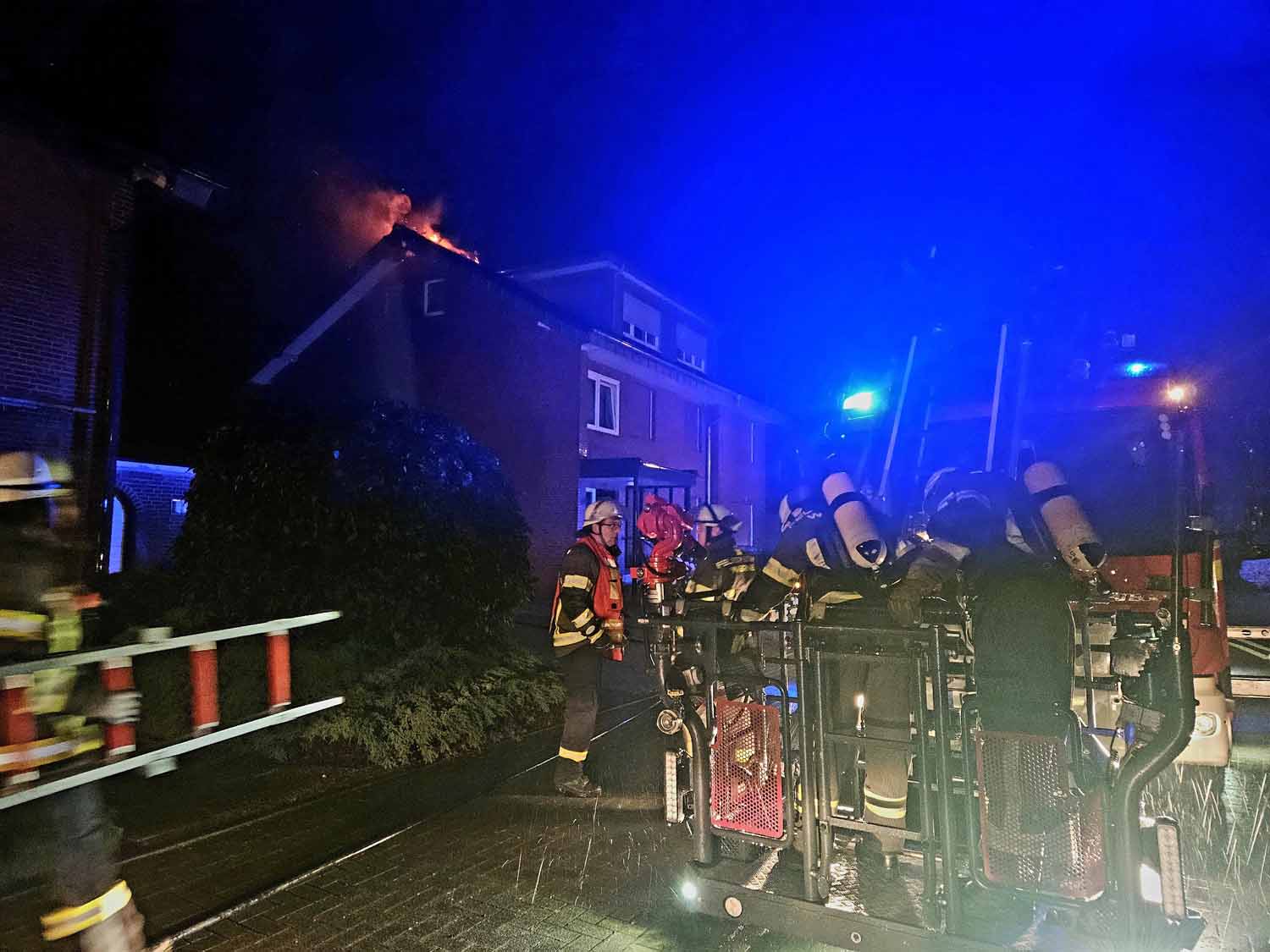 Zu einem Dachstuhlbrand wurde die Feuerwehr Werne in die Heinrich-von-Kleist-Straße alarmiert. Fotos: FFW