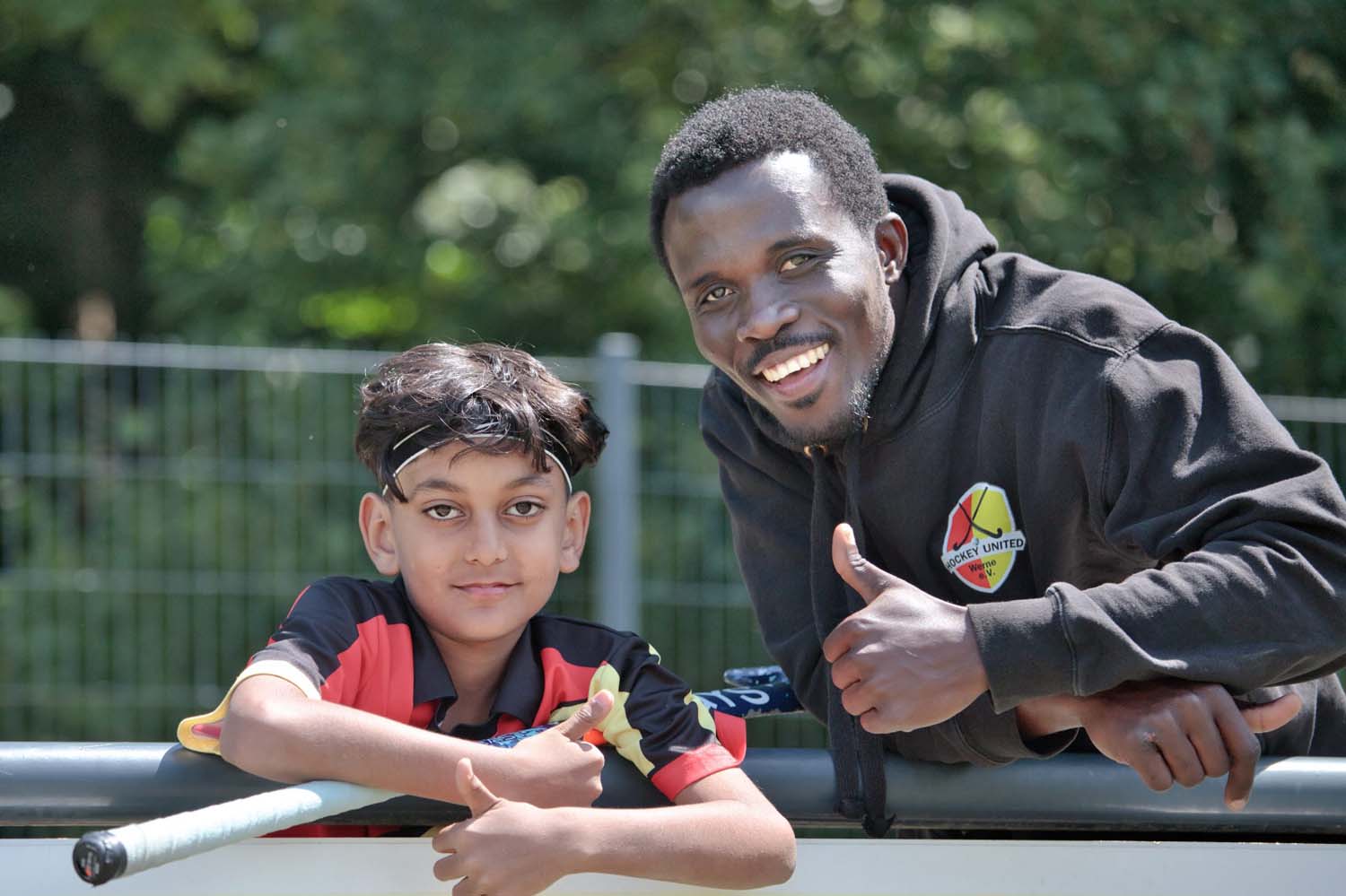 Nicht nur Eli Gill, sondern alle Kinder des Vereins Hockey United Werne schlossen Prince Lartey Abbeyquaye aus Ghana in ihre Herzen. Foto: Emmanuel Gill