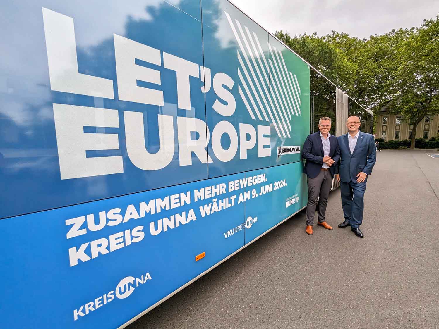 Kreisdirektor und VKU-Geschäftsführer Mike-Sebastian Janke mit dem RVR-Beigeordneten Stefan Kuczera bei der Vorstellung der RVR-Kampagne. Gemeinsam werben sie für die Europawahl am 9. Juni. Foto: Max Rolke – Kreis Unna