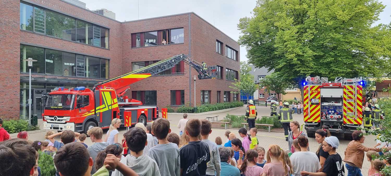 Elf Kameraden der Freiwilligen Feuerwehr Werne führten eine sogenannte Schulübung durch - diesmal an der Wiehagenschule. Foto: FFW