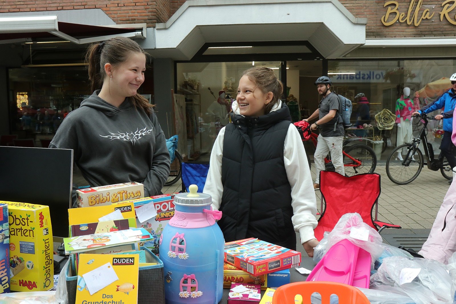 Pauline (links) und Mia gehörten zu den jungen Flohmarkt-Anbietern, die ihren gesamten Spielzeugbestand total entrümpelt hatten. Foto: Steinmüller