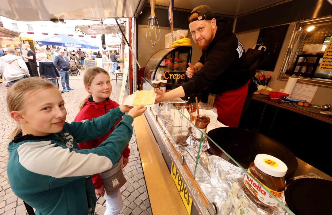 Das Streetfood-Festival ist noch bis Sonntag im Herzen der Lippestadt zu Gast. Dabei gibt es Süßes und Herzhaftes. Foto: Volkmer