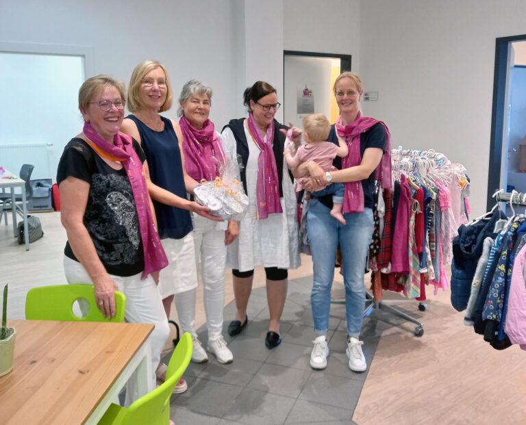 Marlies Lang (2. von links), Babykorb-Koordinatorin, begrüßte die Vertreterinnen der Frauen Union mit (von links) Bettina Winkelkötter, Karin Hampel, Beate Böhmer und Annika Braucksiepe. Foto: privat