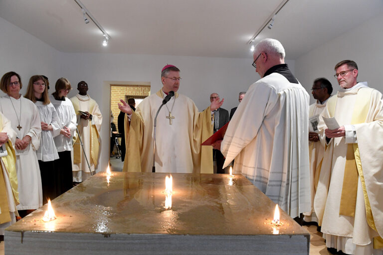 Der Höhepunkt der Zeremonie: Weihbischof Dr. Stefan Zekorn entzündet Weihrauch an fünf Stellen auf dem Altar. Foto: MSW