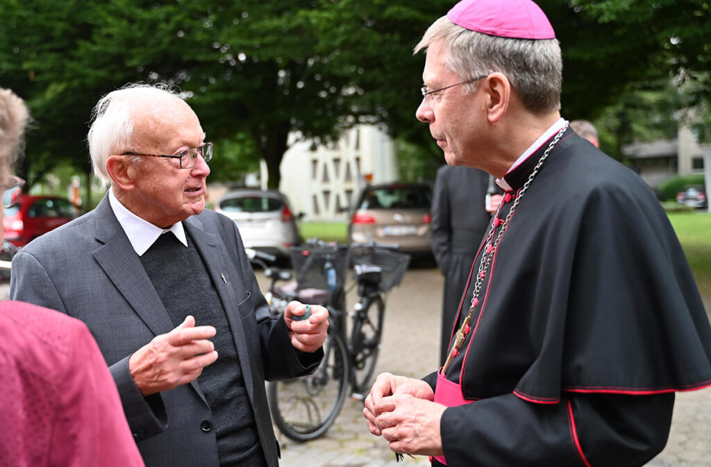 Lange Jahre war Pfarrer Pott (l.) in der Gemeinde Johannes tätig (hier im Gespräch mit Weihbischof Dr. Stefan Zekorn).   Foto: MSW 