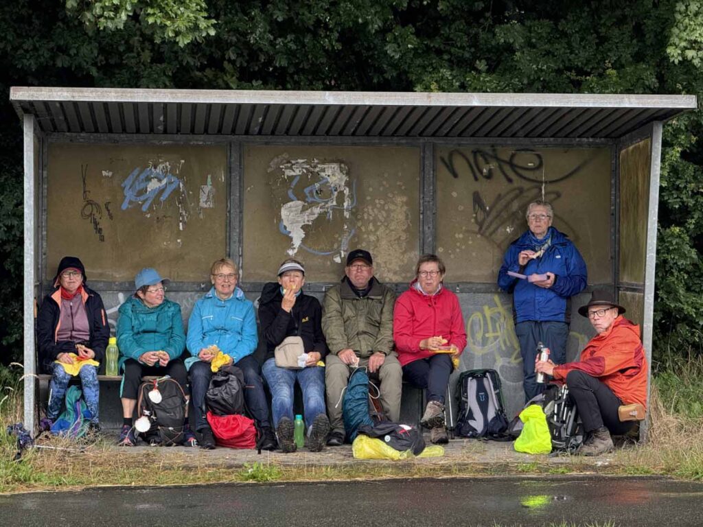 Einen Unterschlupf fanden die Jakobsweg-Pilgerer während des Dauerregens am dritten Tag an einer
Bushaltestelle in Fuestrup. Sie nutzten die Gelegenheit zu einem Ess- und Trinkpause. Fotos: Kramer