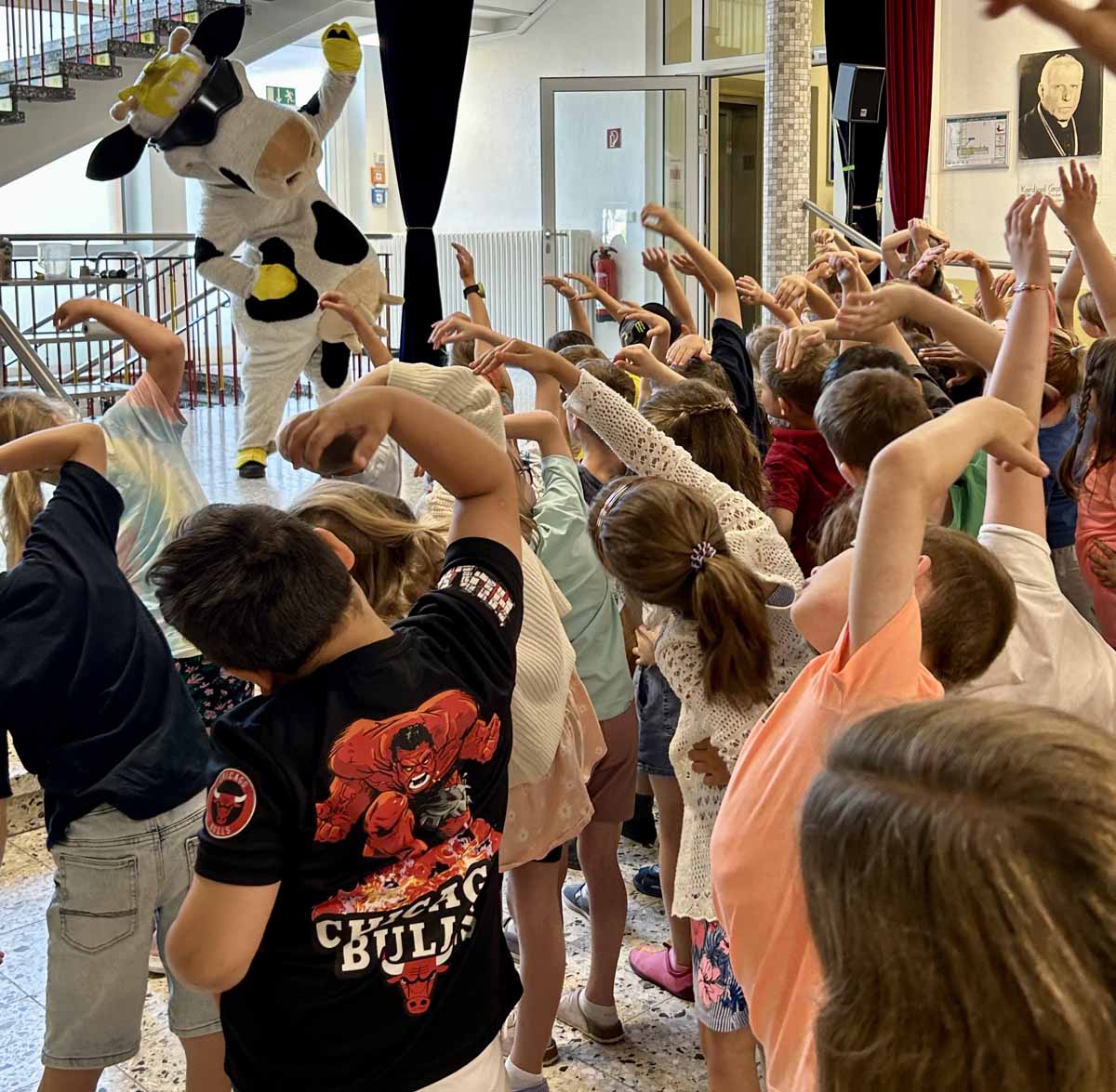 Für Stimmung und Bewegung sorgte Kuh Lotte in der Stockumer Grundschule. Fotos: privat