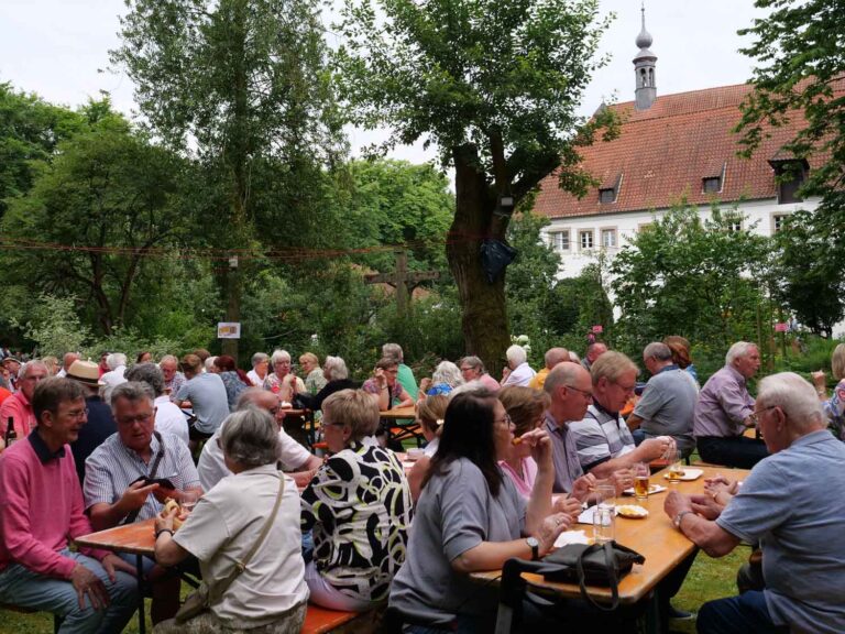 Im Klosterhof oder wie hier im Klostergarten waren kurz nach Beginn des Plätzerfestes alle Plätze besetzt. Foto: Schwarze