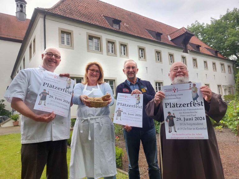 Freuen sich auf das diesjährige Plätzerfest (von links): Friedrich Telgmann, Andrea Plaß, Gregor Zumholz und Pater Norbert, Guardian des Kapuzinerklosters. Foto: Wagner