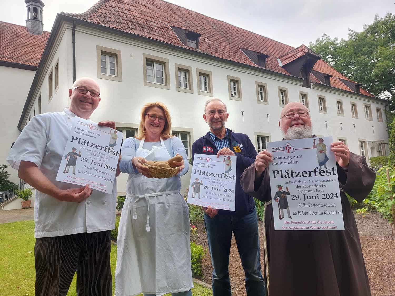 Freuen sich auf das diesjährige Plätzerfest (von links): Friedrich Telgmann, Andrea Plaß, Gregor Zumholz und Pater Norbert, Guardian des Kapuzinerklosters. Foto: Wagner