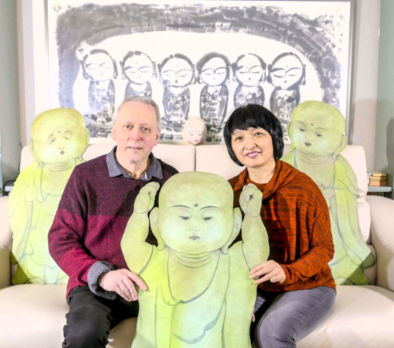 Clemens und Ryoko Schlüter aus Werne präsentieren Exponate aus ihrer Privatsammlung in der Ausstellung "Jizō-World" in der Uni in Bochum. Foto: privat