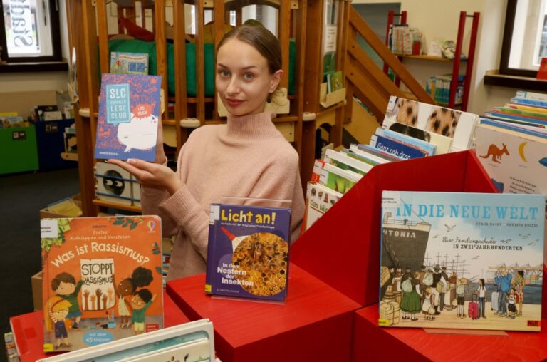 Die Stadtbücherei freut sich über ein großes Besucher-Plus im ersten Halbjahr. Im Programm des SommerLeseClubs stecken tolle Angebote, empfiehlt Chantal Delsing. Foto: Volkmer