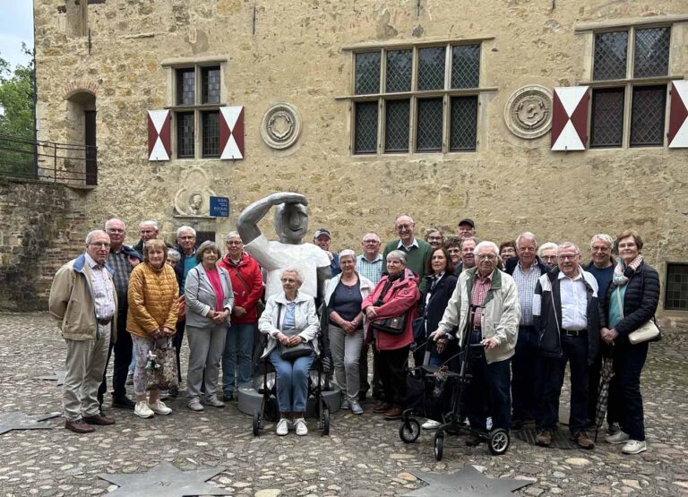 Das Bild zeigt die Teilnehmenden beim Besuch der Burg Vischering. Foto: privat