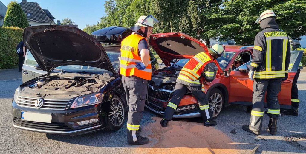 Im Kreuzungsbereich stießen zwei Pkw zusammen. Die Feuerwehr war im Einsatz. Foto: FFW