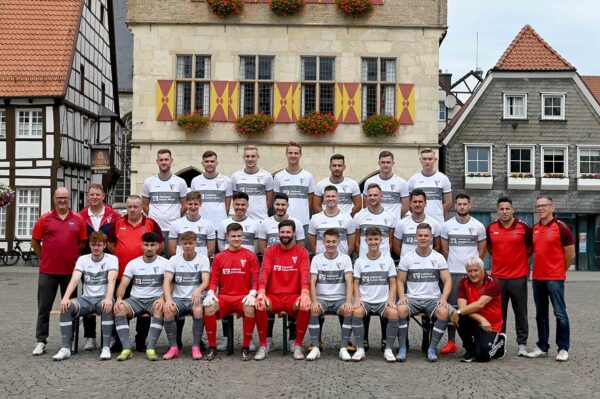 Die Mannschaft des Werner SC wurde ungeschlagen Meister der Bezirksliga 7: Hinten v.l.: Dennis Seifert, Leon Becker, Nico Holtmann, Maximilian Drews, Zoran Martinovic, Jason Jäger, Finn Drücker; Mitte v.l.: Torwarttrainer Axel Scheunemann, Fußballvorstand Dirk Abdinghoff, Mannschaftsbetreuer Olaf Heuser, Lukas Nattler, Henry Poggenpohl, Eftal Calikbasi, Chris Thannheiser, Jannik Prinz, Sebastian Schnee, Co-Trainer Marc Schwerbrock, Cheftrainer Kurtulus Öztürk, WSC-Vorsitzender Michael Laschitza; unten v.l.: Frederic Fischer, Efe Kadir Bozaci, Maurice Modrzik, Jan Trahe, Manuel Linke, Colin Lachowicz, Yannick Lachowicz, Marvin Stöver, Thomas Overmann. Auf dem Foto fehlen Athletik-Trainer Horst Sendler, Tim Abdinghoff, Henrik Pollak, Lukas Aldenhövel. Foto: MSW