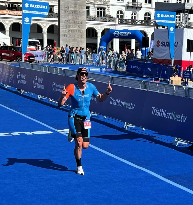 Seine persönliche Bestleistung über die olympische Distanz brachte Björn Kräher über den blauen Teppich beim World Triathlon Hamburg ins Ziel. Foto: privat