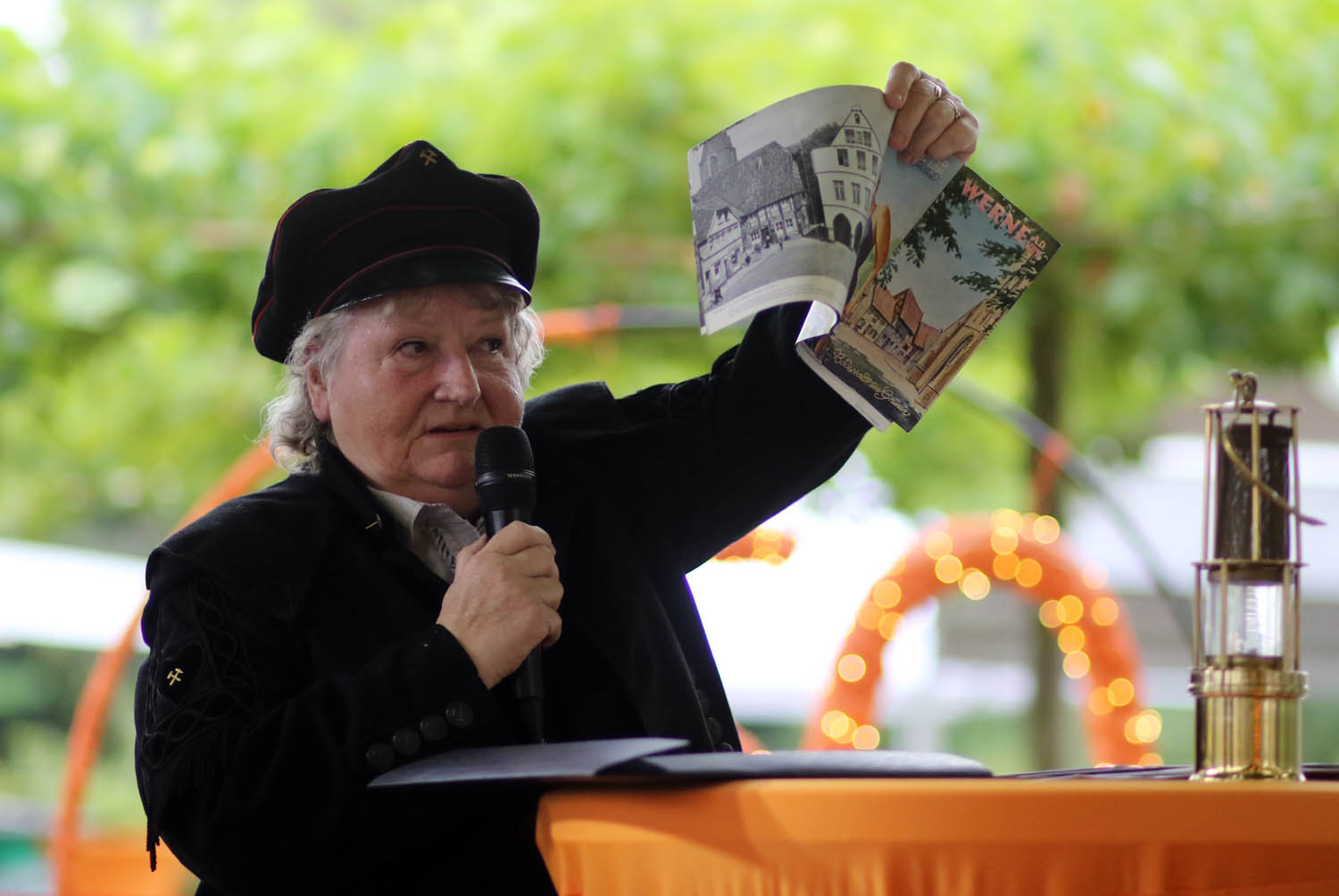 Heidelore Fertig-Möller führte die Gäste auf eine Zeitreise durch 150 Jahre Solebad in Werne. Fotos: Wagner