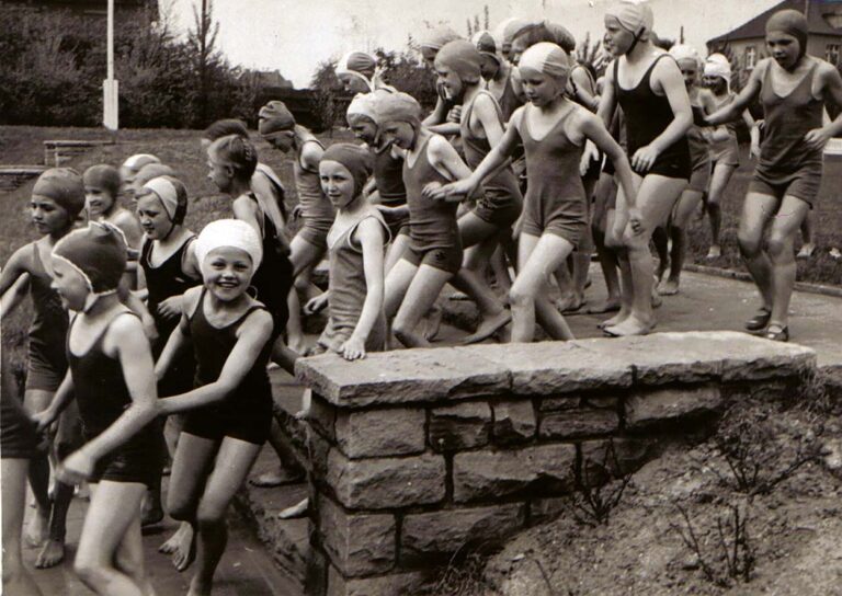 Die Schwimmbad-Tradition in Werne ist 150 Jahre alt. So sah das Schulschwimmen im Jahr 1935 aus. Foto: Archiv Solebad