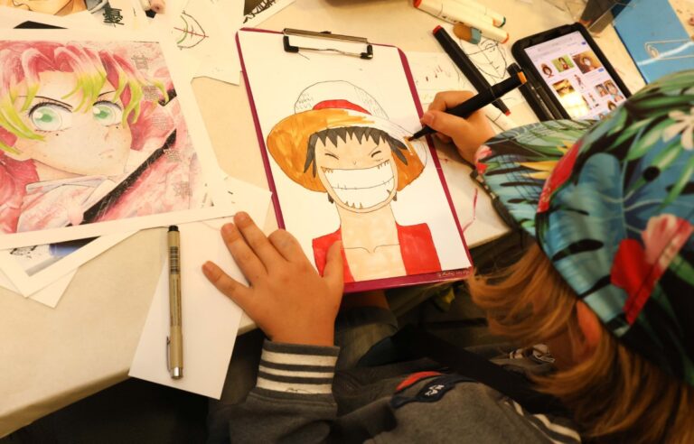 Große Augen beim Zeichenkurs: Kinder kreieren Animes