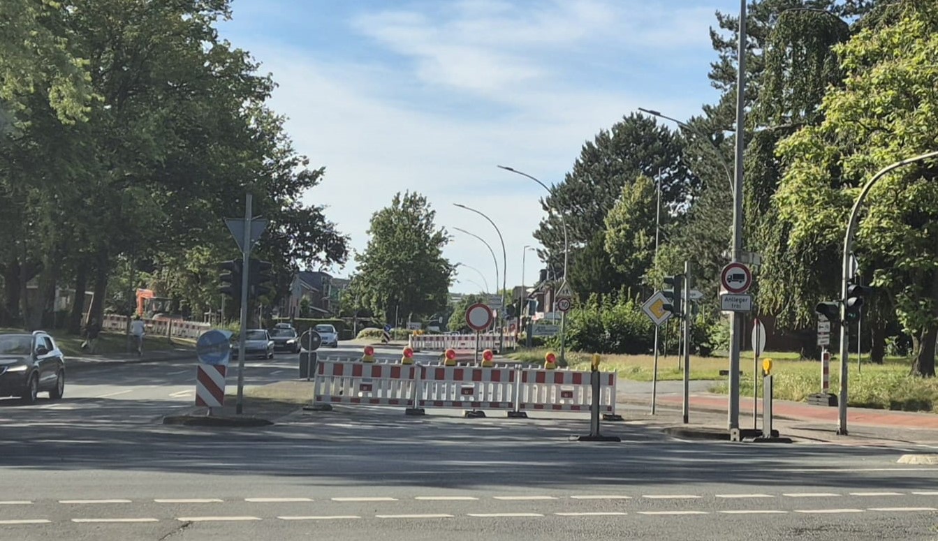 Inzwischen ist die Bahnhofstraße auf Höhe Altes Amtsgericht und Sekundarschule halbseitig gesperrt. Foto: Wagner