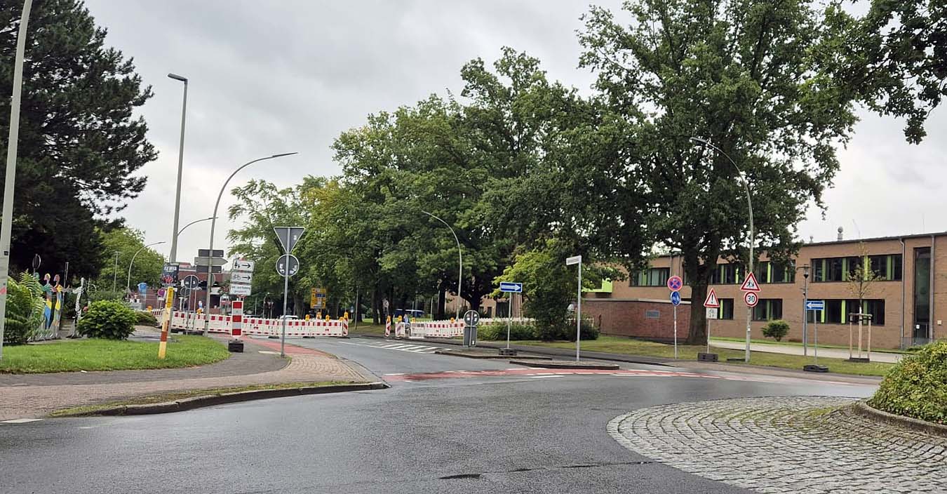 Die Bahnhofstraße ist weiterhin vom Kreisverkehr kommend durch eine Einbahnstraßenregelung einseitig befahrbar. Aus Richtung Münsterstraße/Konrad-Adenauer-Platz ist die Bahnhofstraße halbseitig gesperrt und nicht befahrbar. Foto: Wagner