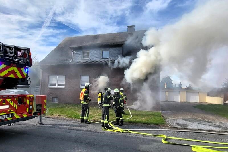 Die Freiwillige Feuerwehr Werne beweist ihr Einsatzstärke immer wieder aufs Neue. So wie hier bei einem Wohnungsbrand, bei dem eine Person vermisst wurde. Die Einsatzkräfte waren in ausreichender Stärke innerhalb des Schutzziels von maximal 8 Minuten nach Alarmierung zur Stelle und retteten eine Person aus dem Gebäude. Foto: Freiwillige Feuerwehr Werne