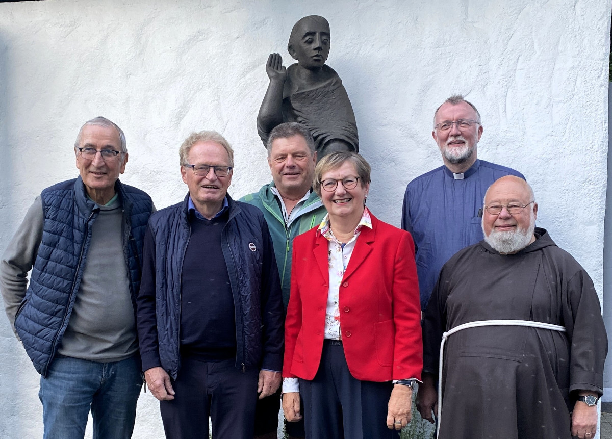 Der Vorstand des Fördervereins Jakobsweg e.V. ist komplett: Hubert Kramer, Paul-Heinz Kranemann, Marek Stasiczek, Gabriele Kranemann, Pfarrdechant Jürgen Schäfer und Pater Norbert (v.l.) Foto: privat