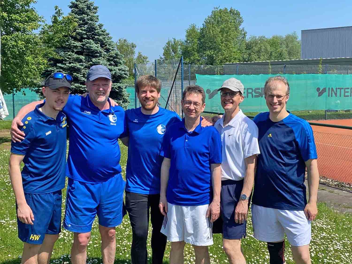 Die Hobby-Herren des TC Blau-Weiß zeigten mit Henrik und Bernd Warnecke, Thomas Rauen, Thomas Oelze, Andreas Renz und Björn Glück (v.l.) starke Spiele in der Spielrunde. Es fehlen Christoph Pröbsting und Holger Neuhaus. Foto: privat