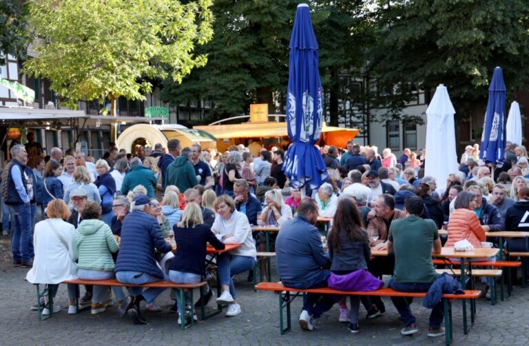 Feierabendmarkt der Lions lockt die Sonne und viele Menschen an