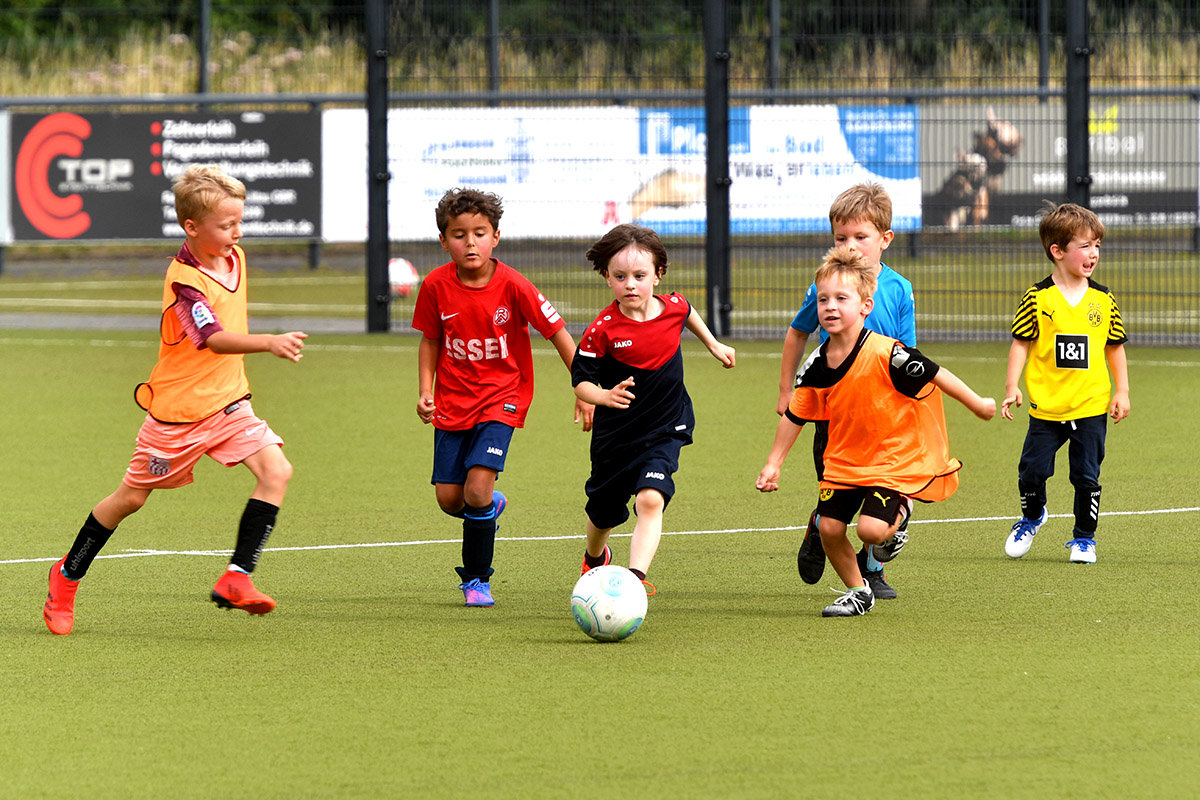 Werne. Die Minikicker des Werner SC starten am Montag, 5. August, wieder mit dem Training. Montags und mittwochs jeweils von 16 bis 17.15 Uhr wird auf dem Kleinfeld im Sportzentrum Lindert gespielt. „Wir haben zur neuen Saison eine U6- und eine U7-Mannschaft gemeldet. In diesen Altersgruppen werden Spielefestivals mit jeweils drei verschiedenen Vereinen ausgerichtet“, erklärt WSC-Jugendleiter Thomas Sitarek. „Im Vordergrund stehen der Spaß und die Freude an der Bewegung.“ In der U7 spielen Kinder aus dem Geburtsjahrgang 2018, in der U6 Kinder aus den Geburtsjahrgang 2019 und jünger. Alle Kinder ab einem Alter von vier Jahren sind herzlich zu einem Probetraining eingeladen. Archivfoto: WSC