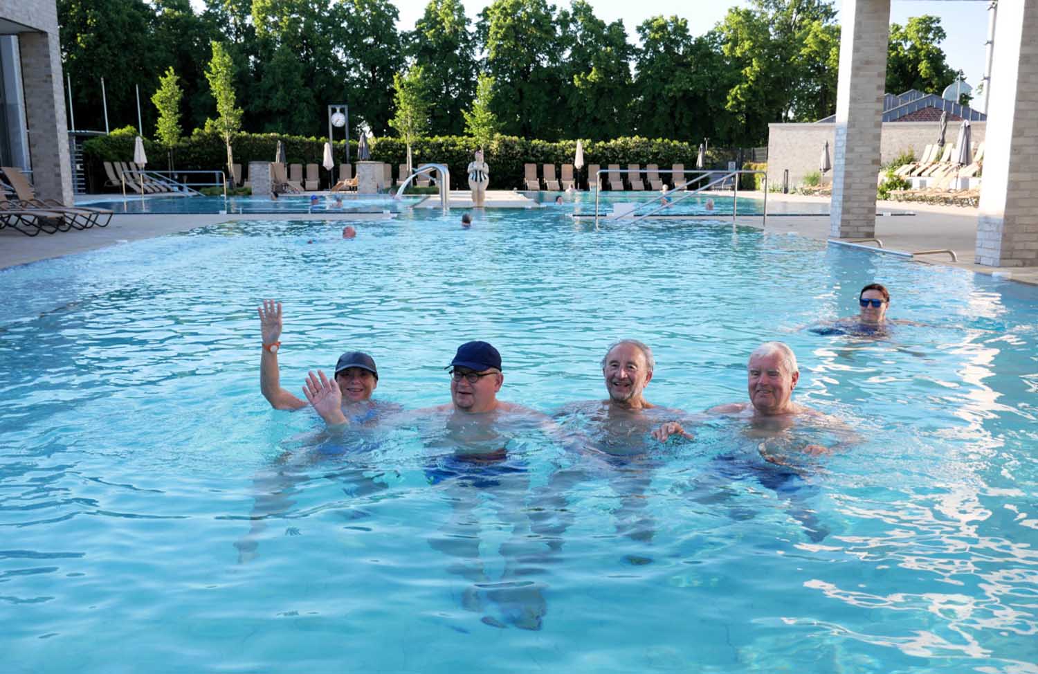 Frühschwimmen macht gute Laune. Hilde und Kai Vehring, Alexander Zielinski und Heinz Bracklo schwören auf die morgendlichen Fitness-Einheiten im Solebad. Fotos: Gaby Brüggemann