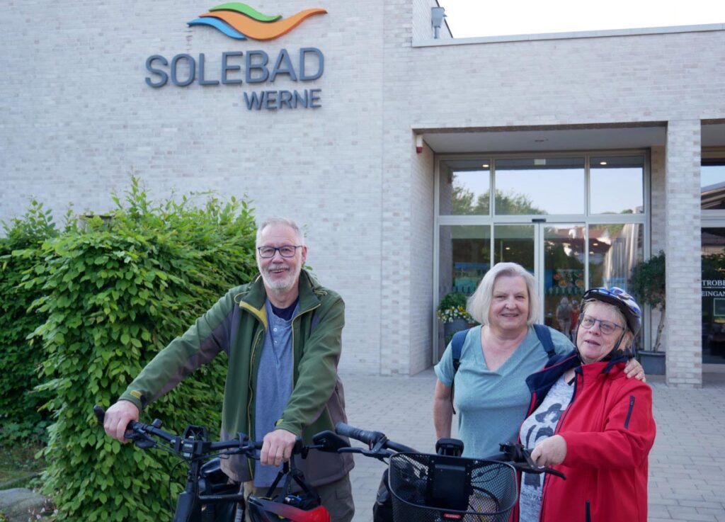 Jürgen und Marion Bartel (rechts) nehmen hier Gertrud Krause in die Mitte. Das Ehepaar aus Lünen radelt bei gutem Wetter zum Werner Solebad und zählt zu den treuen Stammgästen.