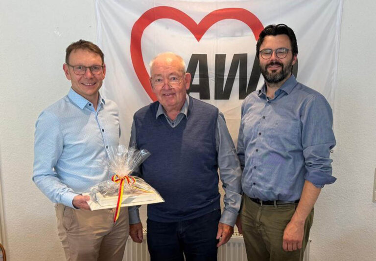 Zum 80. Geburtstag gratulierten Friedrich Ostholt unter anderem Bürgermeister Lothar Christ und SPD-Fraktionsvorsitzender Lars Hübchen (rechts). Foto: privat