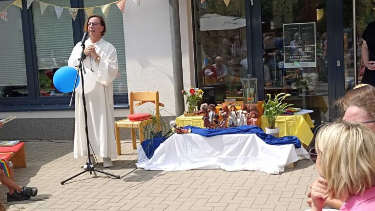 Zum Auftakt des Gemeindefestes gab es einen Gottesdienst vor der Kita St. Johannes. Fotos: privat