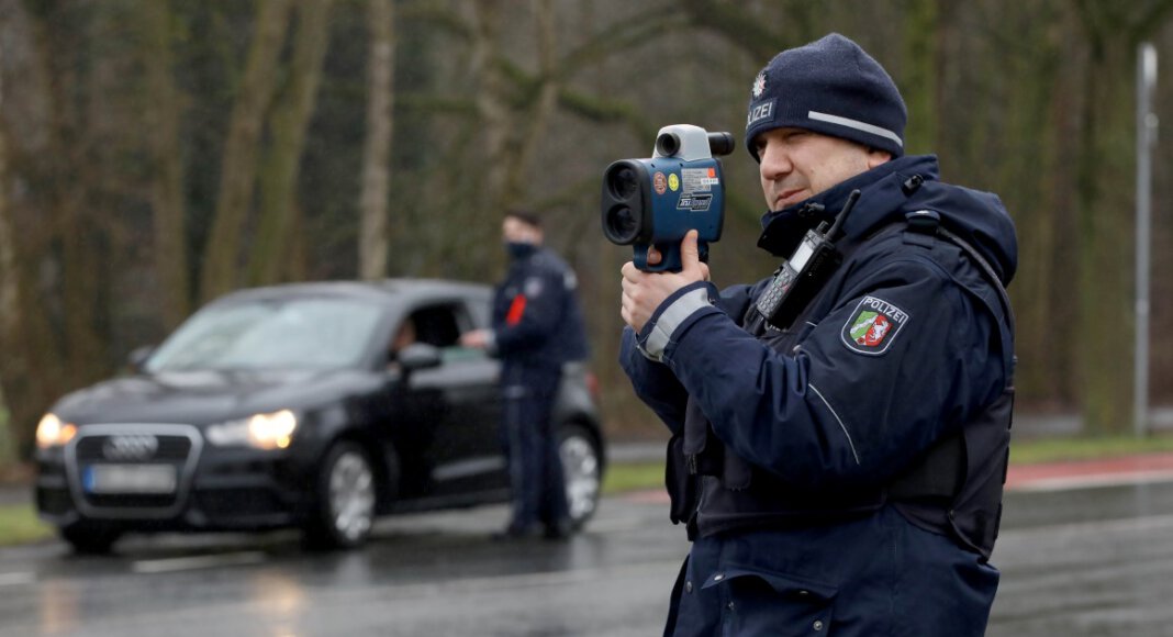 Die Polizei Coesfeld hat auf der B54 zwischen Herbern und Werne Geschwindigkeitskontrollen durchgeführt. Ziel: weniger Wildunfälle. Archivfoto: Volkmer