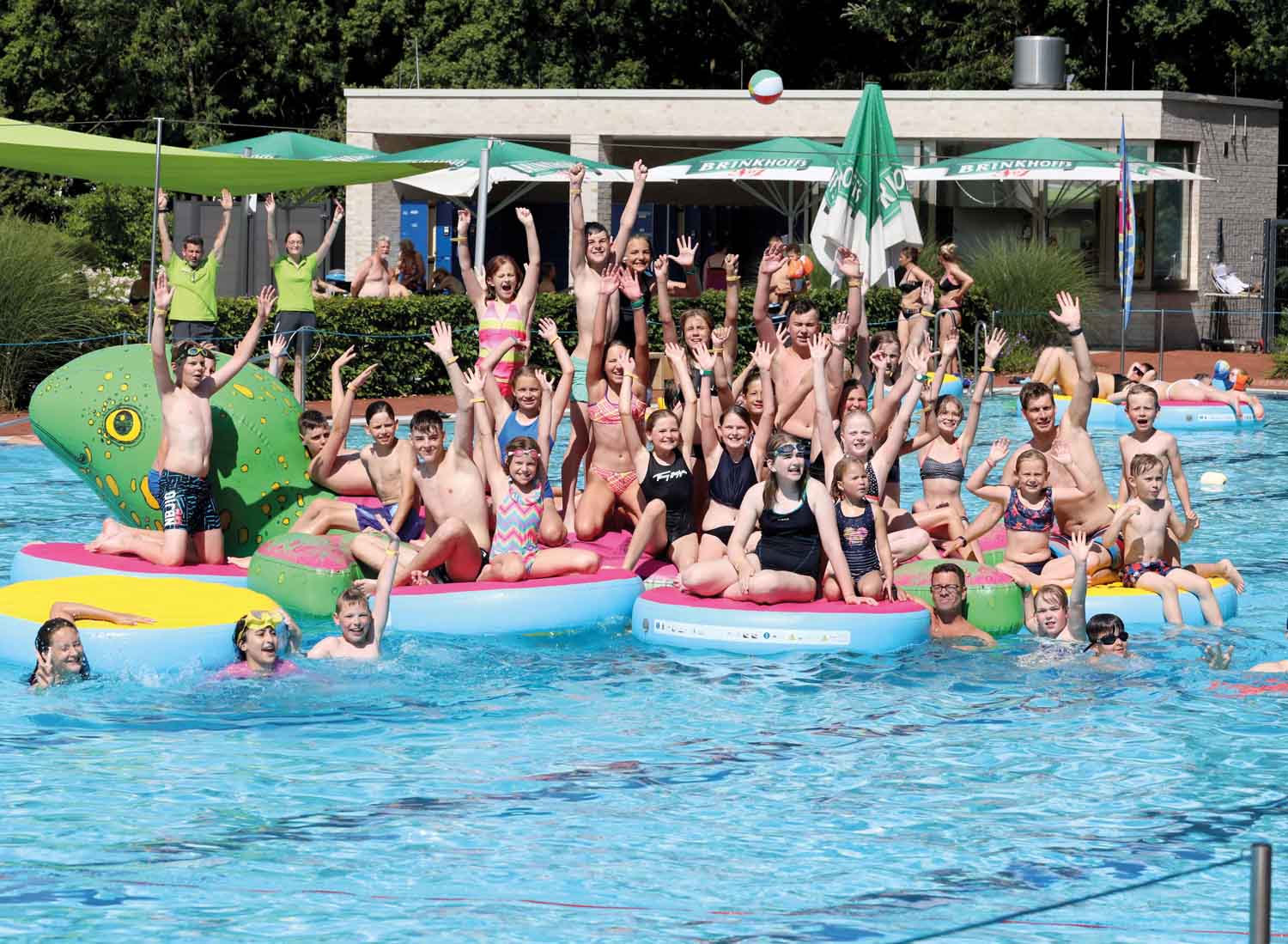 Auch mit einer großen Pool-Party wird das 150. Jubiläum gefeiert. Besonders Familien sind am 28. Juli eingeladen. Archivfoto: Volkmer