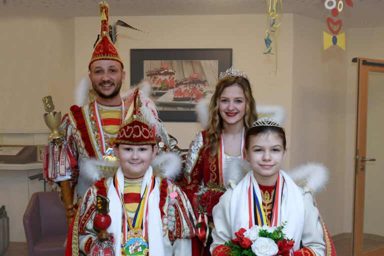 Das Stadtprinzenpaar Julian I. Oer und Lena I. Röll sowie das Kinderprinzenpaar Phil I. Oswald mit Katharina I. Rehberg freuen sich auf das IWK-Sommerfest am 17. August. Foto: MSW