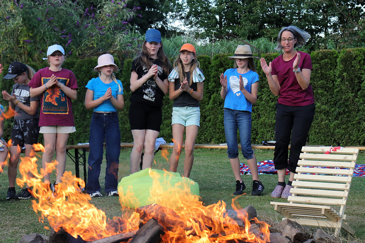 Die abendliche Sing- und Tanzrunde am Lagerfeuer gehörte zu den Highlights des Sola 24. Foto: Steinmüller