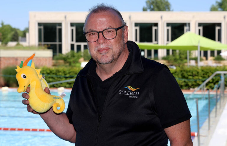 Jürgen Thöne freut sich nicht nur über den gelungenen Start der Freibadsaison, sondern ebenso auf die Feierlichkeiten zum Jubiläum. Foto: Volkmer