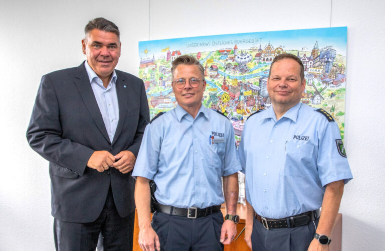 Landrat Mario Löhr und Abteilungsleiter Torsten Juds begrüßen den neuen Leiter der Direktion Gefahrenabwehr/Einsatz, Polizeidirektor Leonard Sostmann. Foto: Kreispolizeibehörde Unna