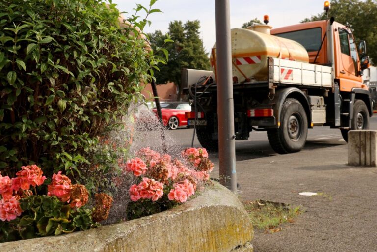 Bauhof versorgt durstige Blumen mit Wasser