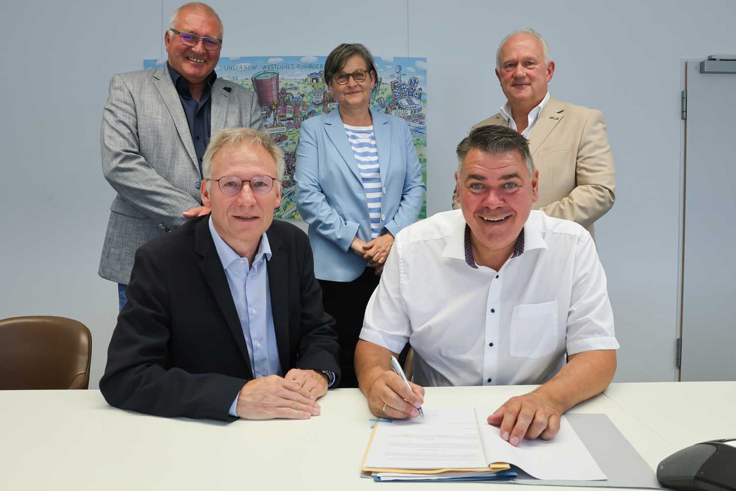 Dezernent Jörg Mösgen (links) und Landrat Mario Löhr (rechts) bei der Unterschrift. Dahinter von rechts: Jörg Wiesemeier (Leiter Ordnungsamt Stadt Hamm), Fachbereichsleiterin Veterinärwesen und Lebensmittelüberwachung Dr. Anja Dirksen und Dezernent Holger Gutzeit. Foto: Max Rolke – Kreis Unna