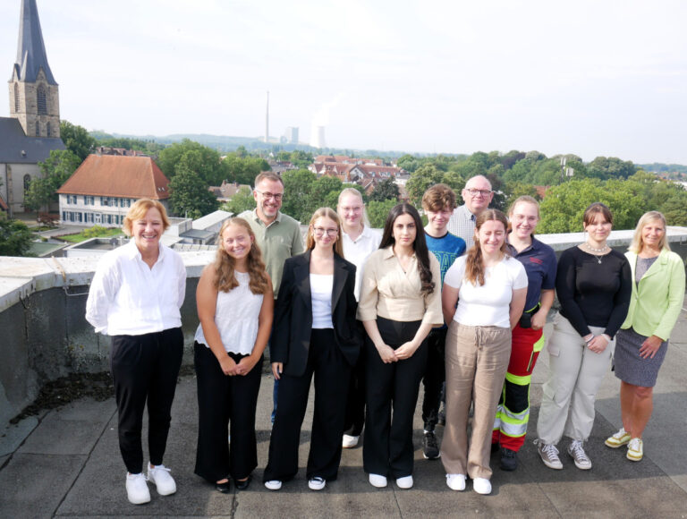 Ausblick vom neuen Arbeitsplatz. Auf dem Dach des Statdhauses begann für neun Auszubildende der Berufsalltag. Foto: Gaby Brüggemann