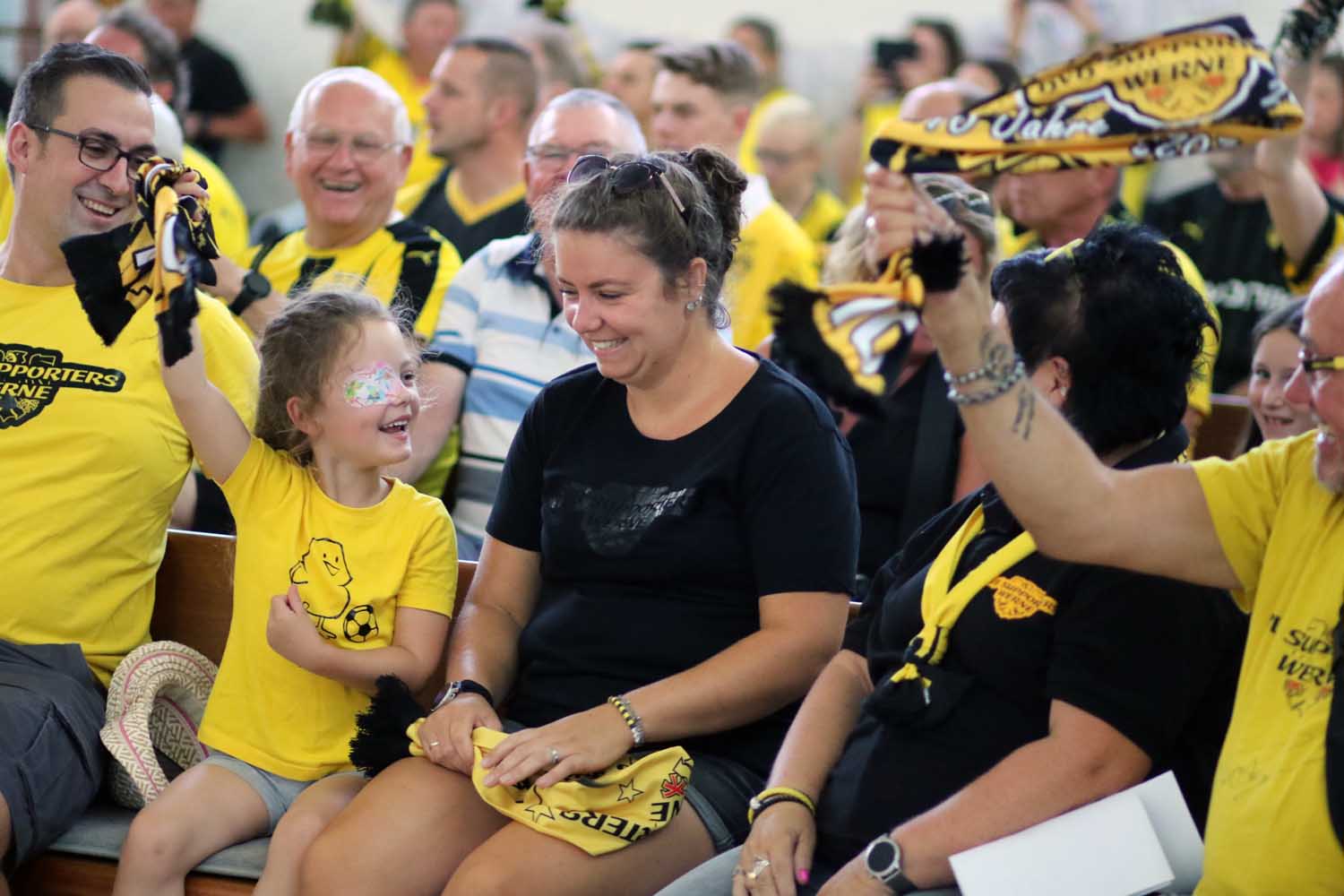 BVB-Fans, egal ob Jung oder Alt, feierten wieder einen außergewöhnlichen Gottesdienst mit guter Laune und Tiefgang im Dietrich-Bonhoeffer-Zentrum. Fotos: Wagner