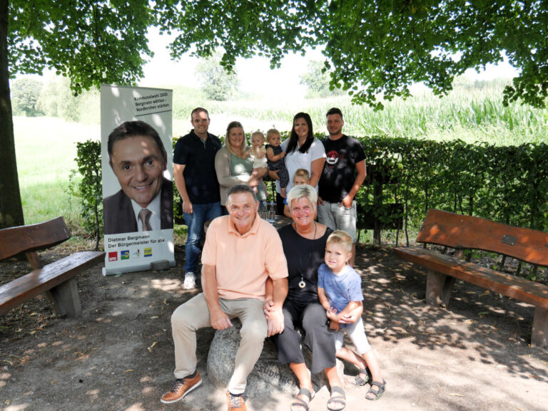 Bei der Kommunalwahl 2025 will Nordkirchens Bürgermeister Dietmar Bergmann nicht noch einmal antreten. Zusammen mit Ehefrau Barbara und Enkel Florian (vorne sitzend) und Felix und Caroline Bergmann mit Emilia, und Bergmann, Tochter Lisa Schneider mit Mailin, Thilo und Ehemann Robin gab er die Entscheidung bekannt. Foto: Gaby Brüggemann