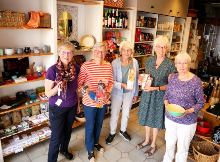 Kunstgewerbe, Säfte, Kaffee, Schokolade und mehr werden im Eine-Welt-Laden fair - und sympathisch - gehandelt. Von links: Elfriede Pfeiffer-Kuchler, Gudrun Ostholt, Christa Raßmann, Annegert Günther und Hildegard Zühlke. Fotos: Gaby Brüggemann