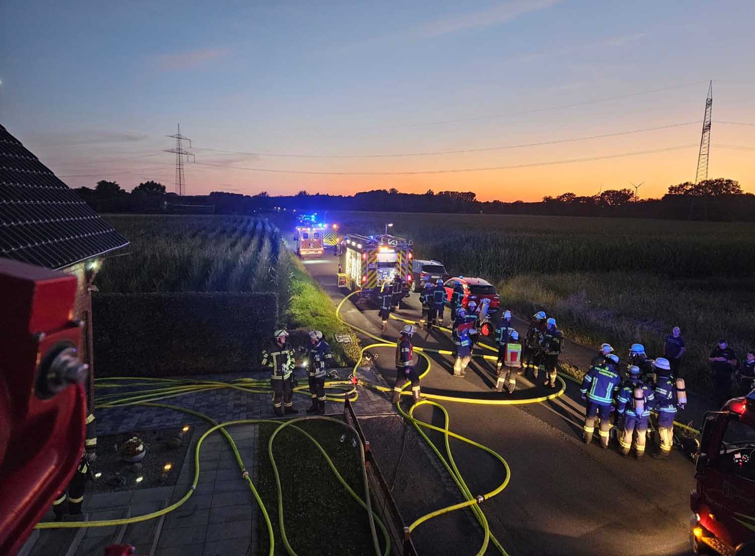 Die Pagenstraße war während des Feuerwehreinsatzes komplett gesperrt. Fotos: FFW