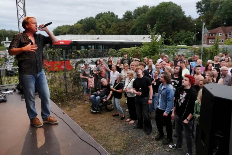 Viel Andrang am flözK: 500 Menschen feiern unter freiem Himmel   