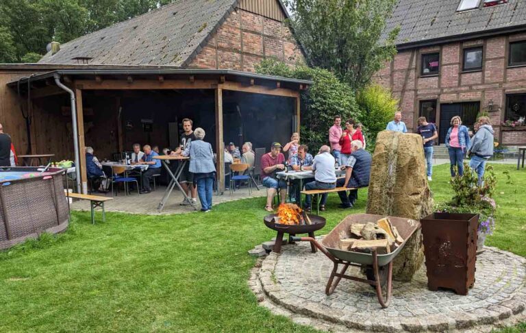 Zum 40. Mal wurde das Lagerfeuer auf dem Hof Seebröcker in Langern entzündet. Foto: privat