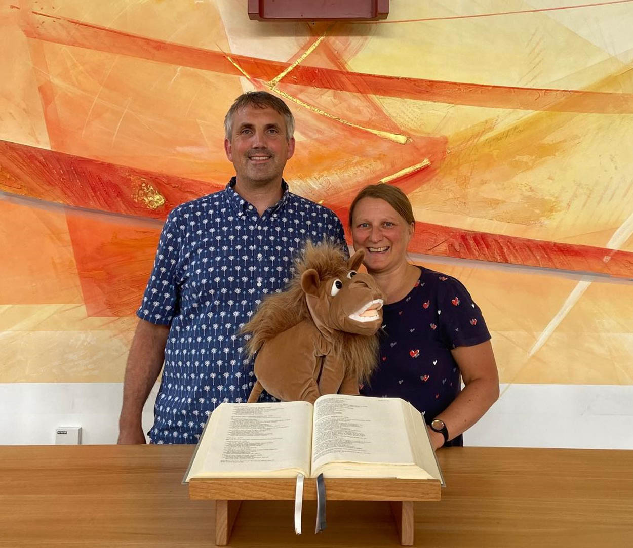 Pfarrerin Carolyne Knoll, Pfarrer Alexander Meese und Kamel Kalle freuen sich auf die neuen Konfikids. Foto: Ev. Kirchengemeinde Werne